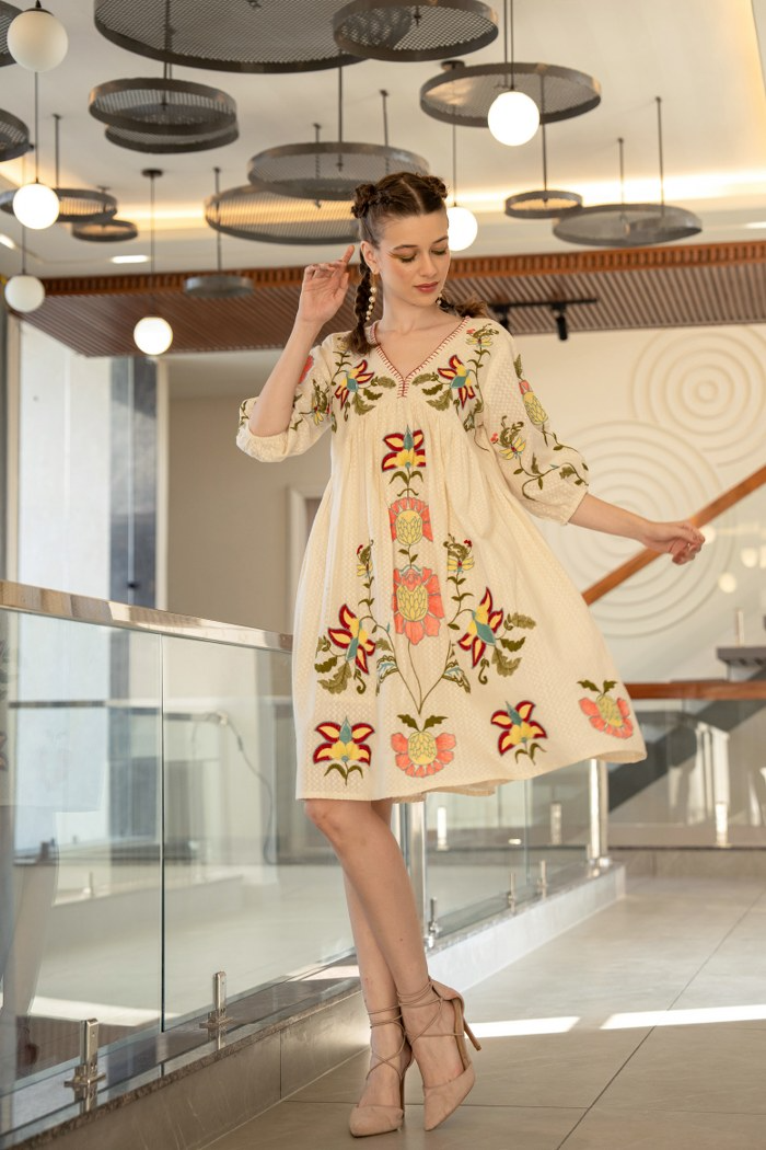 1169cfe0-852c-45ce-82df-1af3b773a55d White summer dress with Peach floral embroidery - Image 2