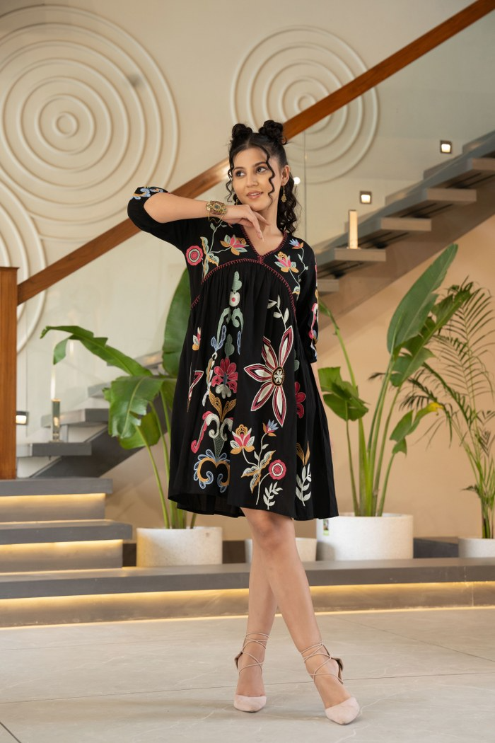 976a2205-4985-4b3e-aeed-1fb5022f3df5 Black dress with multicolored embroidery - Image 3