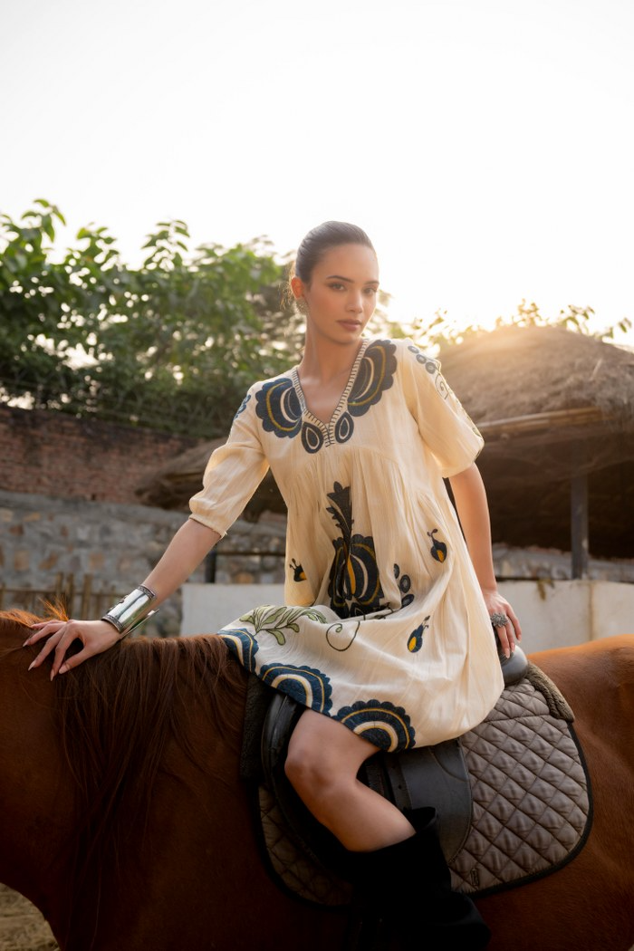 eca9a353-68c3-4cf1-a4e6-a19fb0bb6714 White summer dress with blue bees embriodery - Image 4